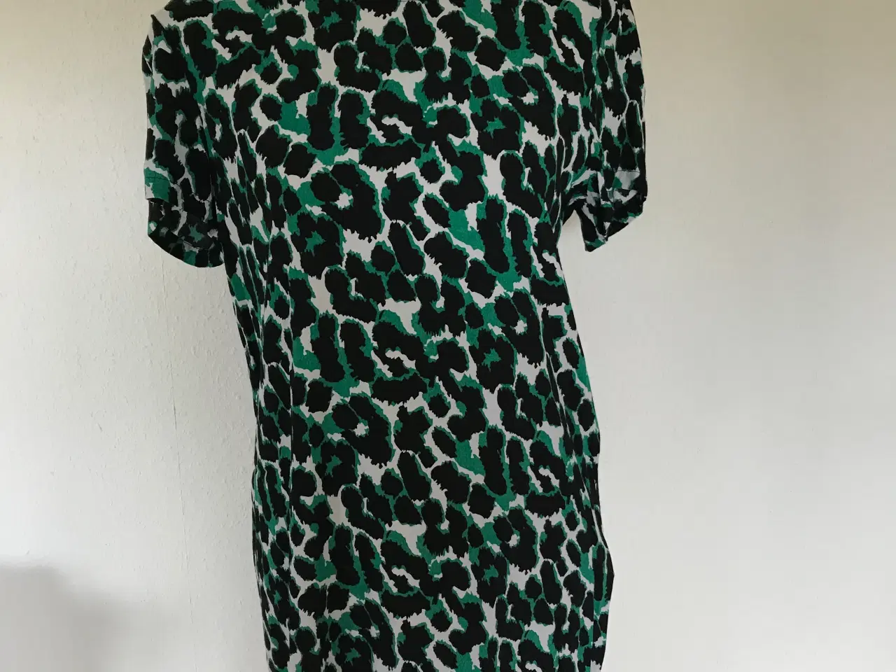 Billede 1 - Flot kjole fra Soaked in  luxury. Str. M