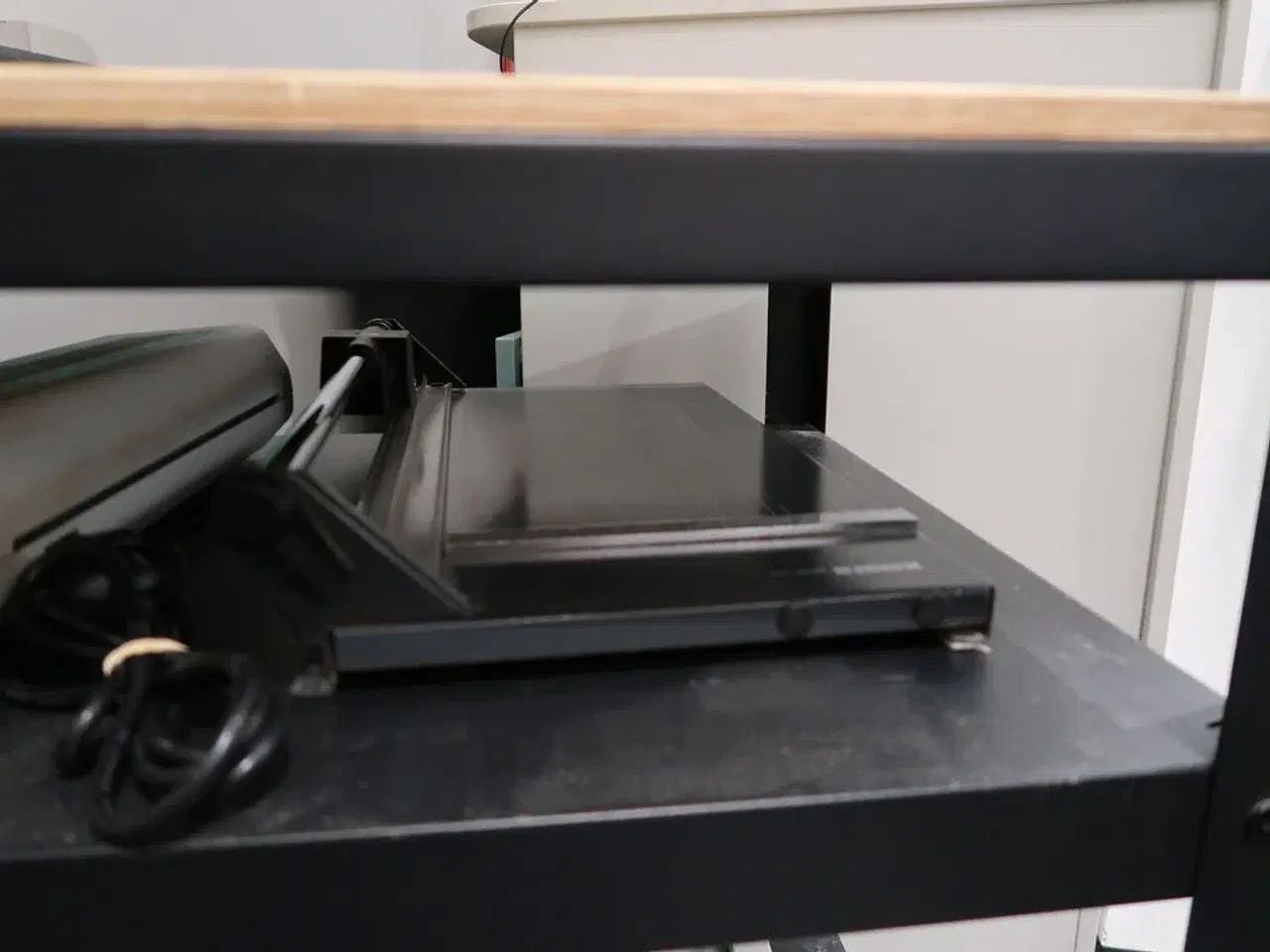 Billede 3 - Opbevaringsvogn med skærebord, lamineringsmaskine m.m.