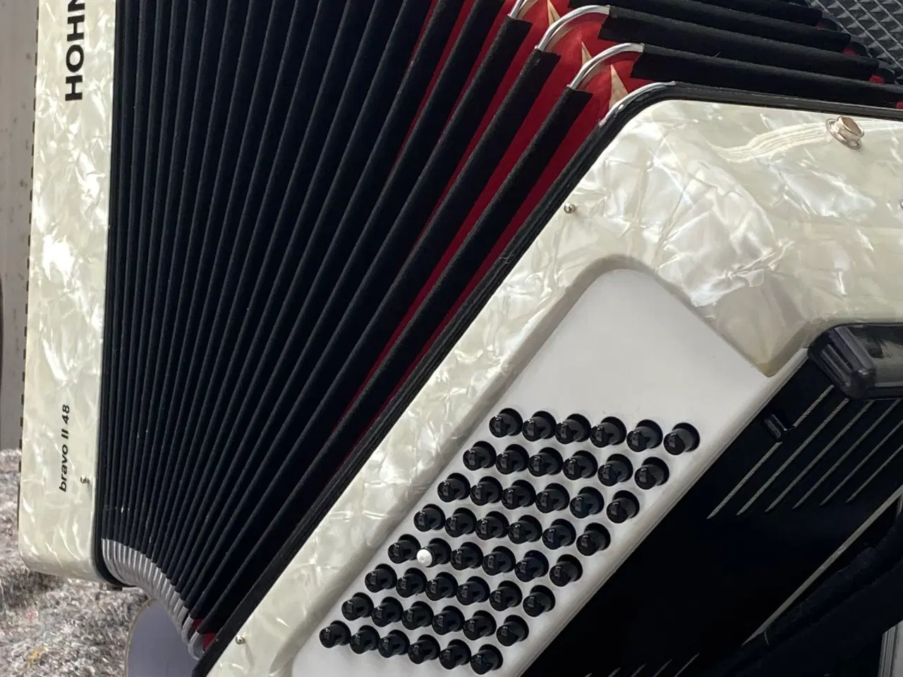 Billede 3 - Hohner Bravo II 48 Facelift – Næsten Ny Harmonika