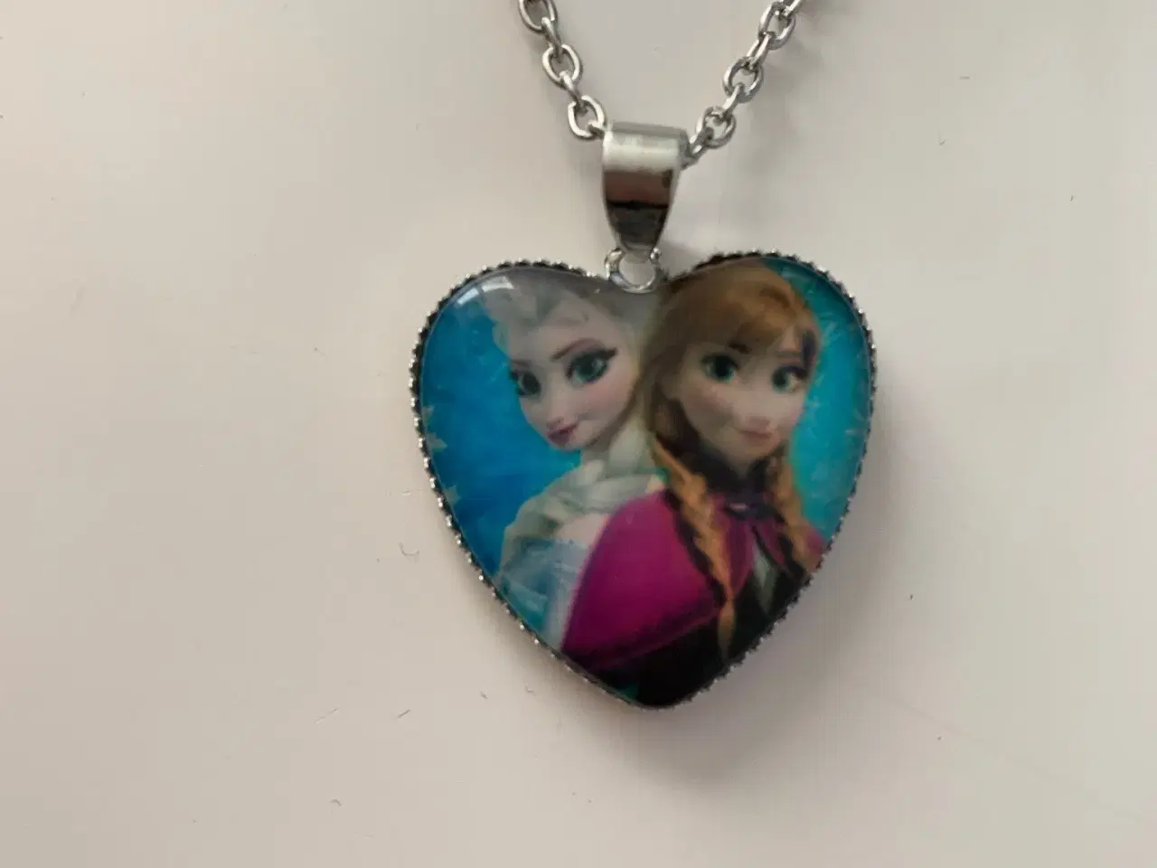 Billede 3 - Frost halskæde med Elsa og Anna hjertehalskæde 