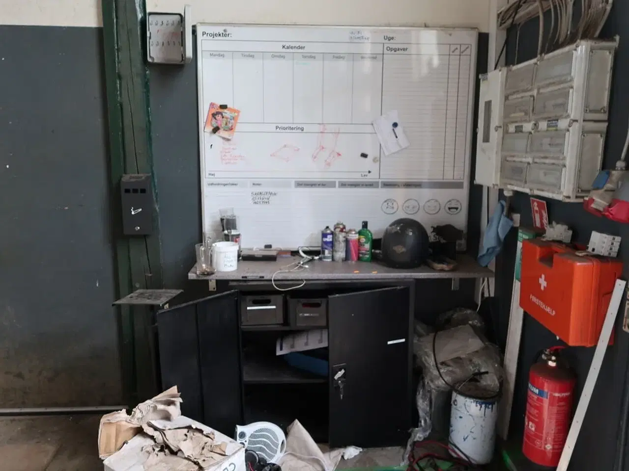 Billede 1 - Whiteboard samt skab med indhold