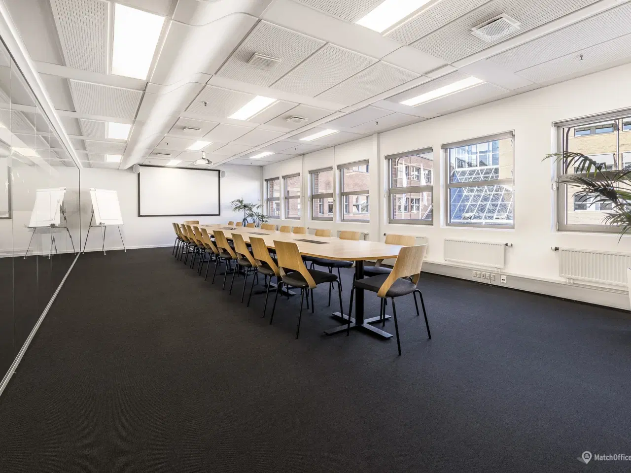 Billede 8 - 819 m² kontor med plads til 44 arbejdspladser, nem tilgængelighed og parkering.