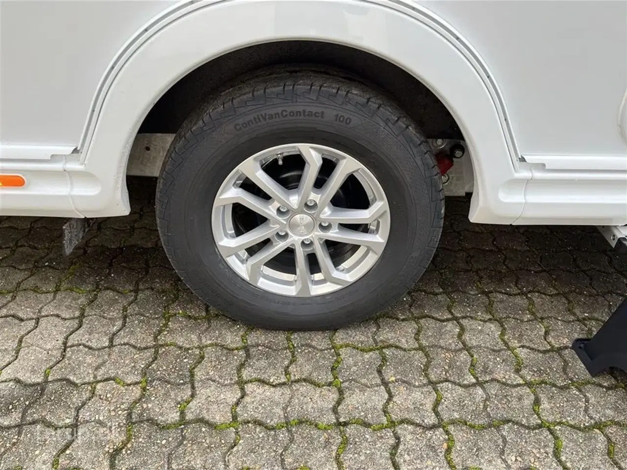 Billede 3 - 2026 - Kabe Smaragd 520 XL KS Premium Line Fransk seng, rundsiddegruppe i beige skind, ALDE centralvarme, vandbåren gulvvarme, stort kompressor køleskab