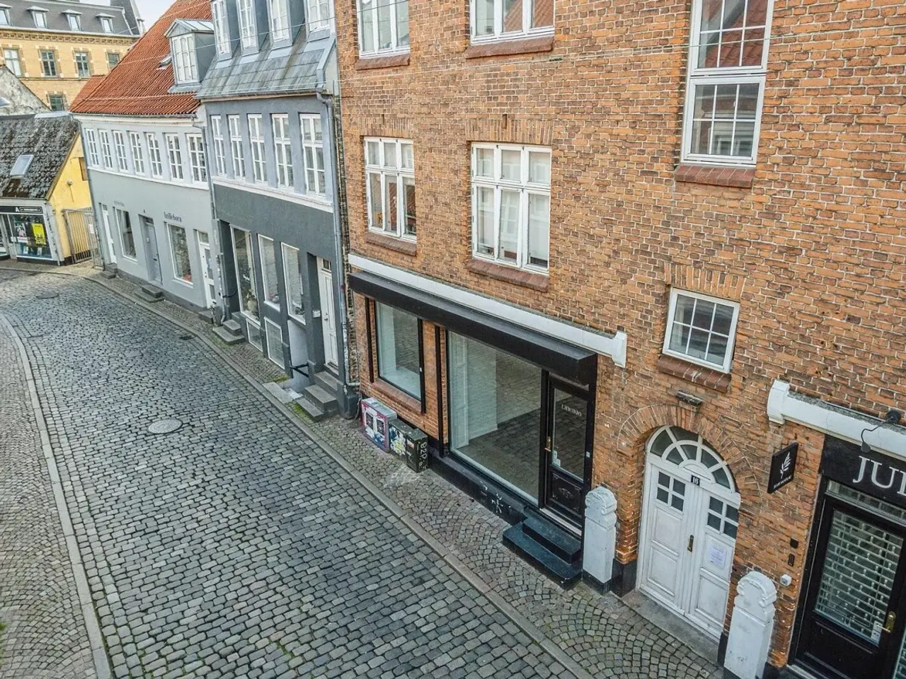 Billede 2 - LEDIGT butikslokale / showroom / frisør / Kiosk / kontor eller kaffebar