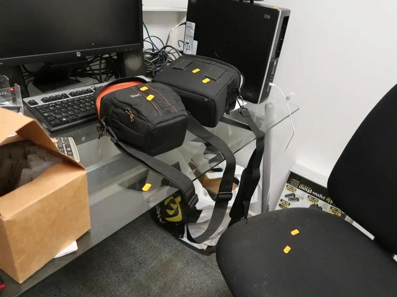 Billede 3 - Skrivebord uden indhold samt kontorstol