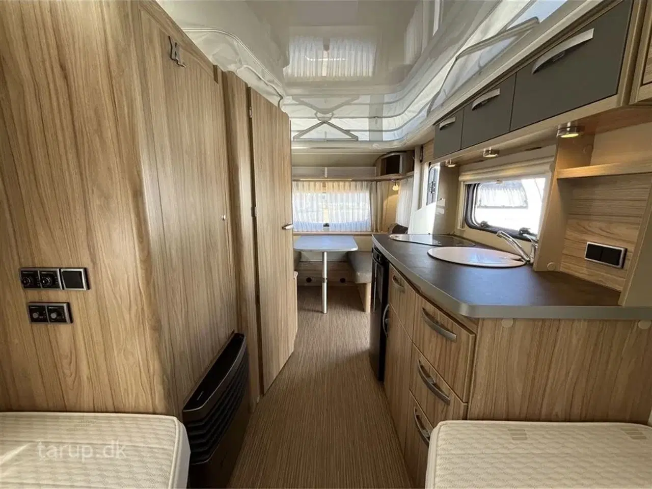 Billede 15 - 2022 - Hymer Feeling 442   Fortelt: Walker, mover, solceller, fast markise m sider og front, cykelholder, Truma UltraHeat, el- og gasboiler, endesiddegruppe, dobbeltseng