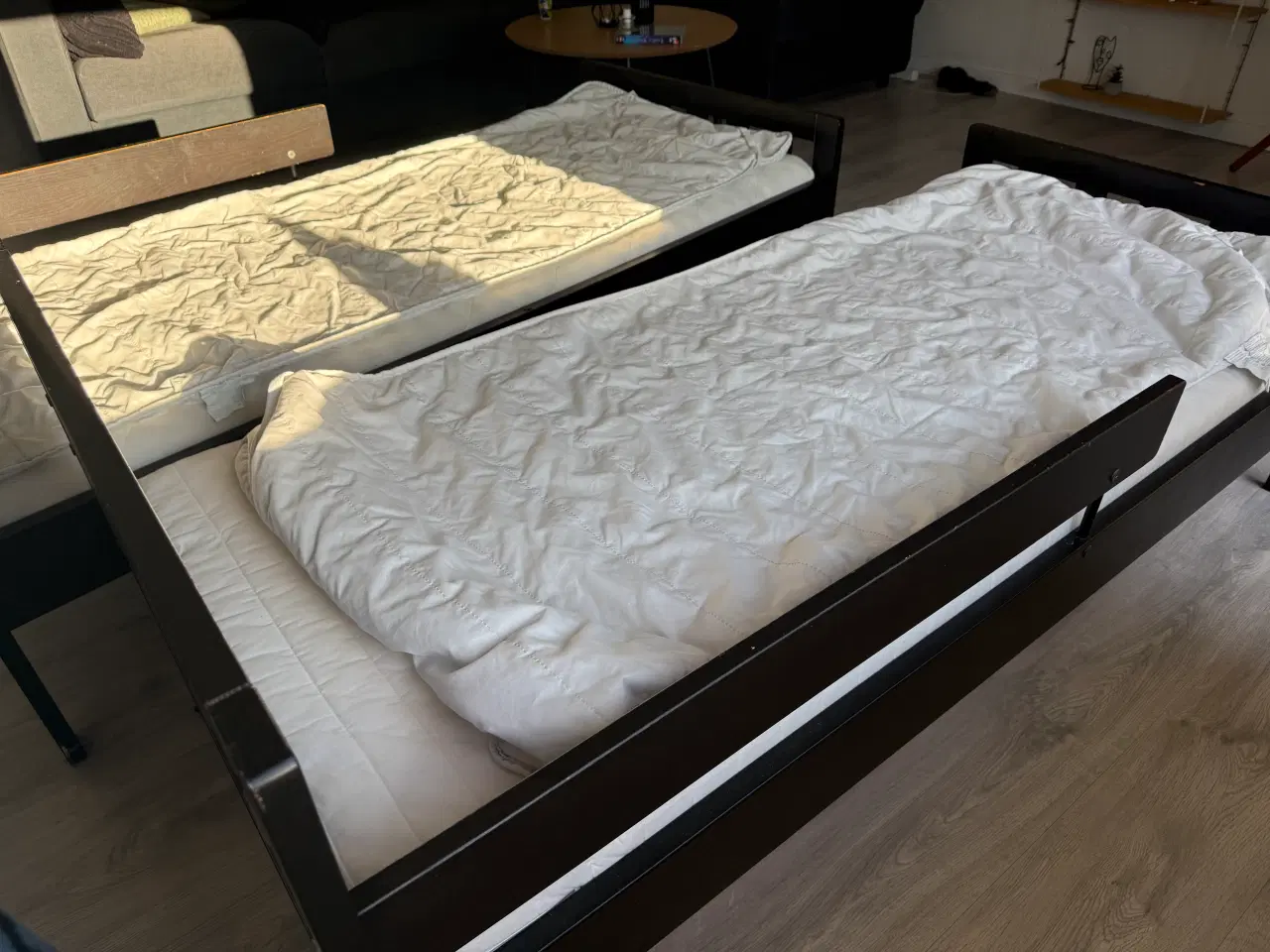 Billede 4 - 2 x sort juniorseng med madras og rullemadras