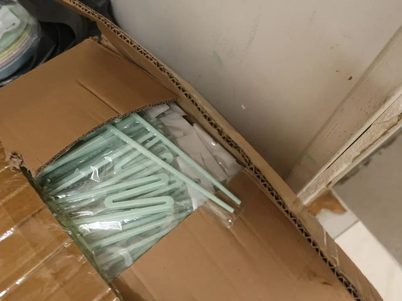 Billede 7 - Reol med indhold