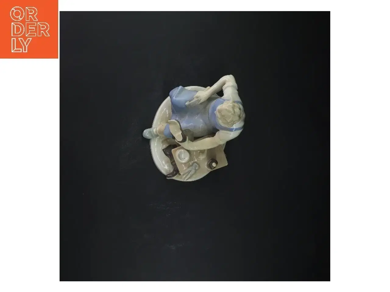 Billede 4 - Porcelænsfigur af skomager (str. 21 cm)