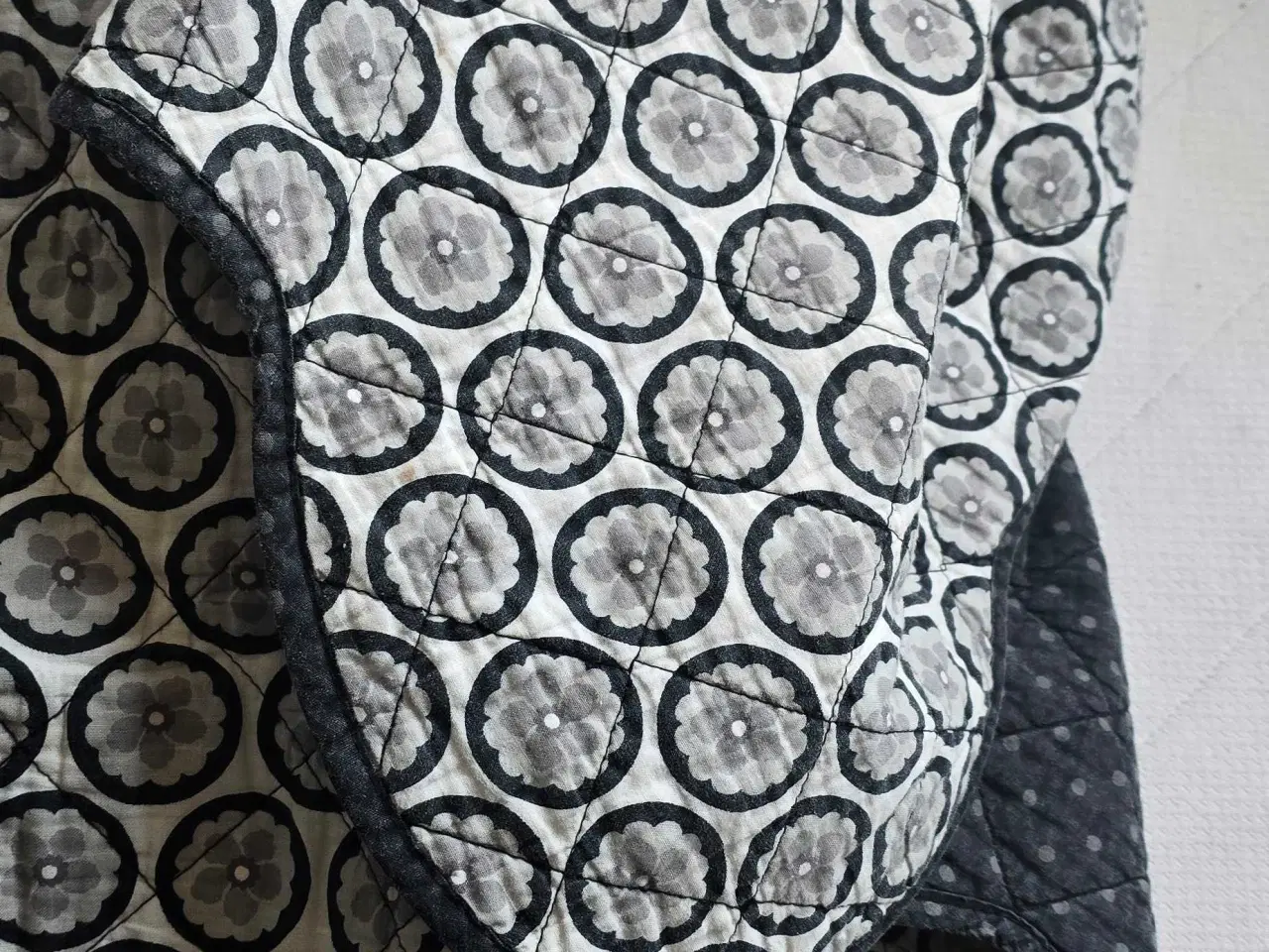 Billede 1 - Dejligt quiltet tæppe i sort/hvid/grå