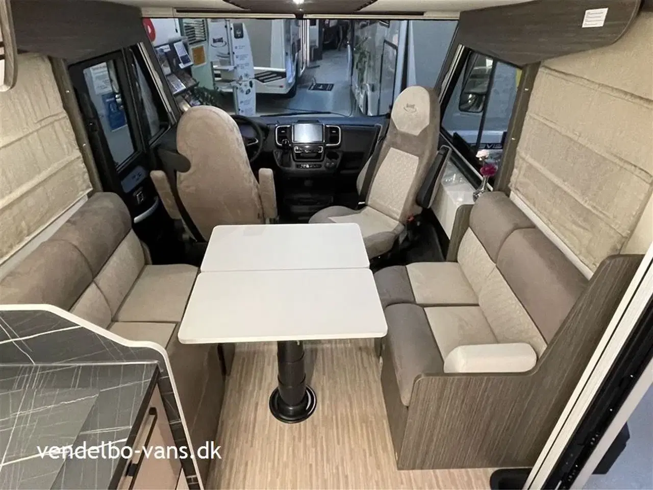 Billede 16 - 2026 - McLouis Nevis Lounge og stor højdejusterbar dobbeltseng bag + dobbeltseng foran