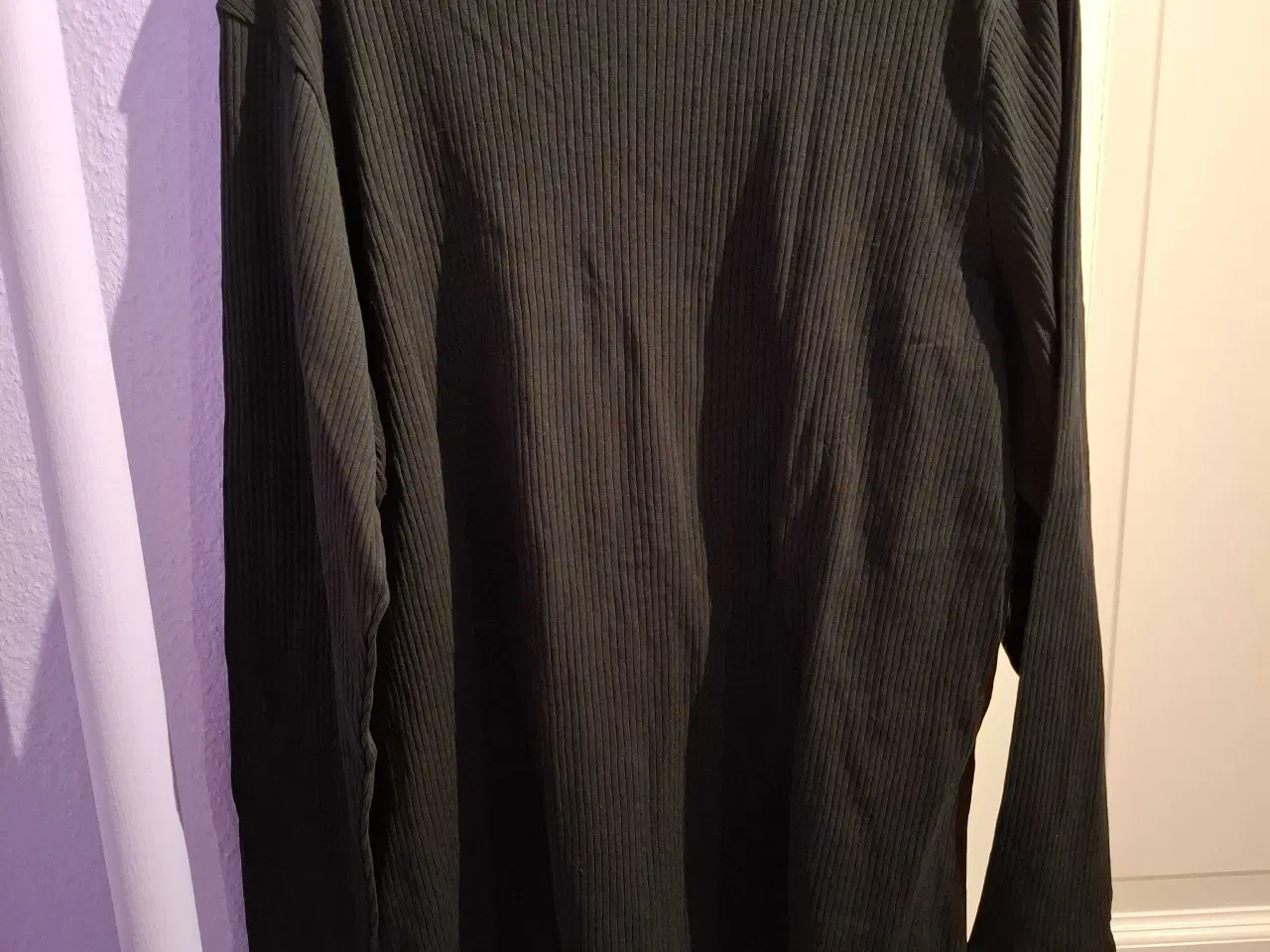 Billede 2 - Sort bluse fra Zizzi I M med v-hals og knapper