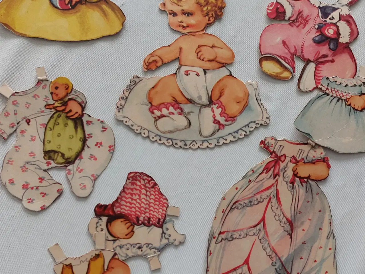 Billede 1 - Gamle påklædningsdukker