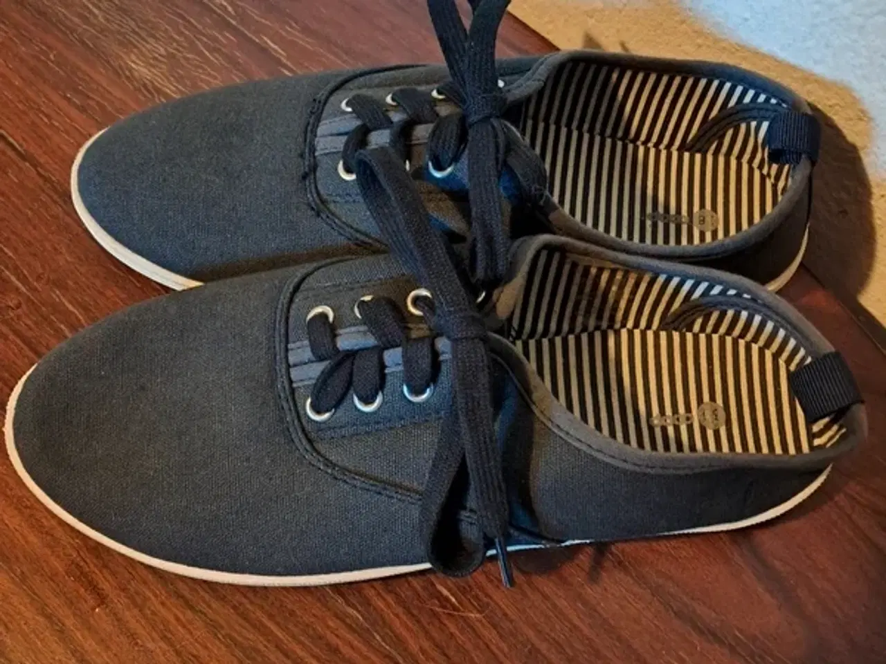 Billede 2 - Mørkeblå canvas-sneakers fra Coop – str. 38