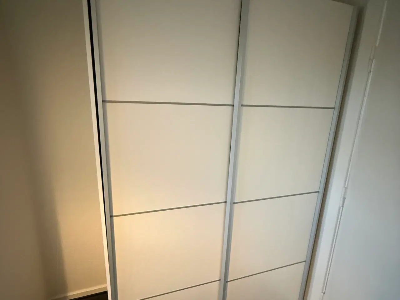 Billede 1 - Tvilum garderobeskab m. skydedøre og ekstra hylder