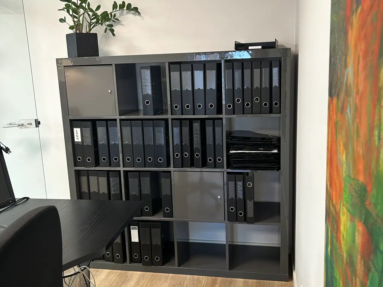 Billede 1 - Koksgrå blank reol med to låger