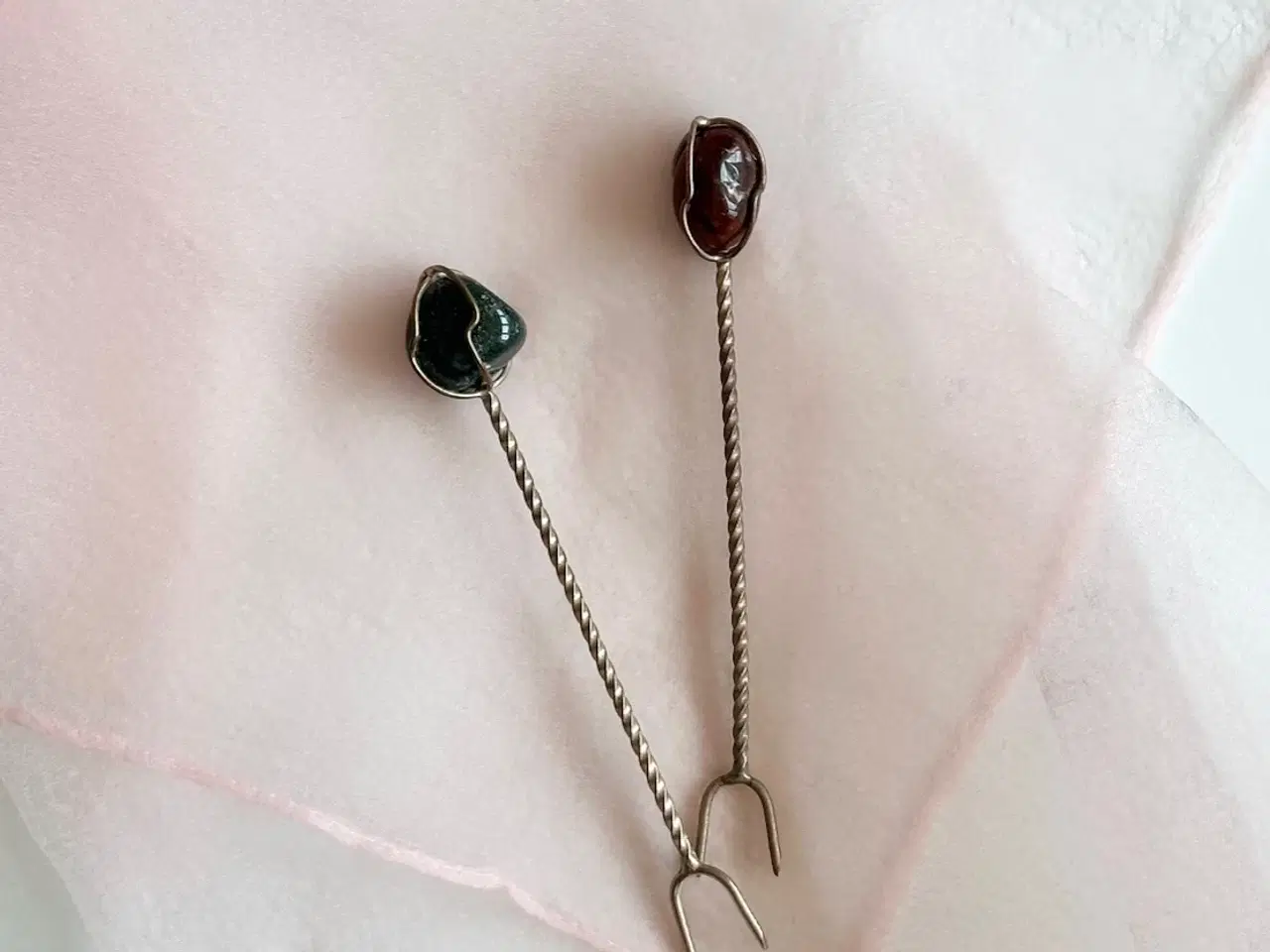 Billede 1 - Pålægsgafler m halvædelstene, 2 stk samlet