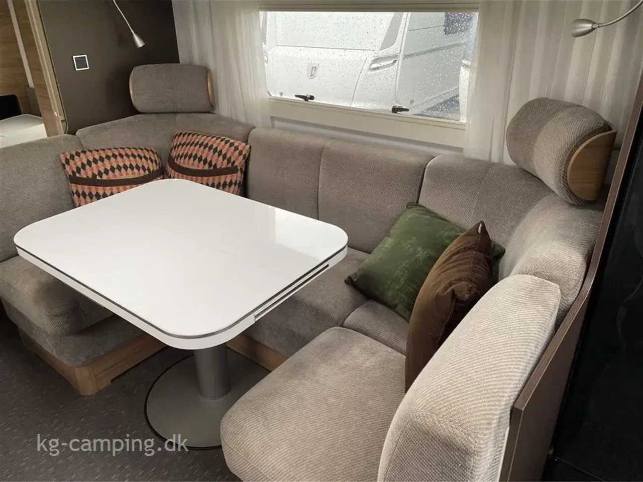 Billede 8 - 2021 - Adria Alpina 663 HT   Velholdt vogn med fritstående dobbeltseng og ende badeværelse.