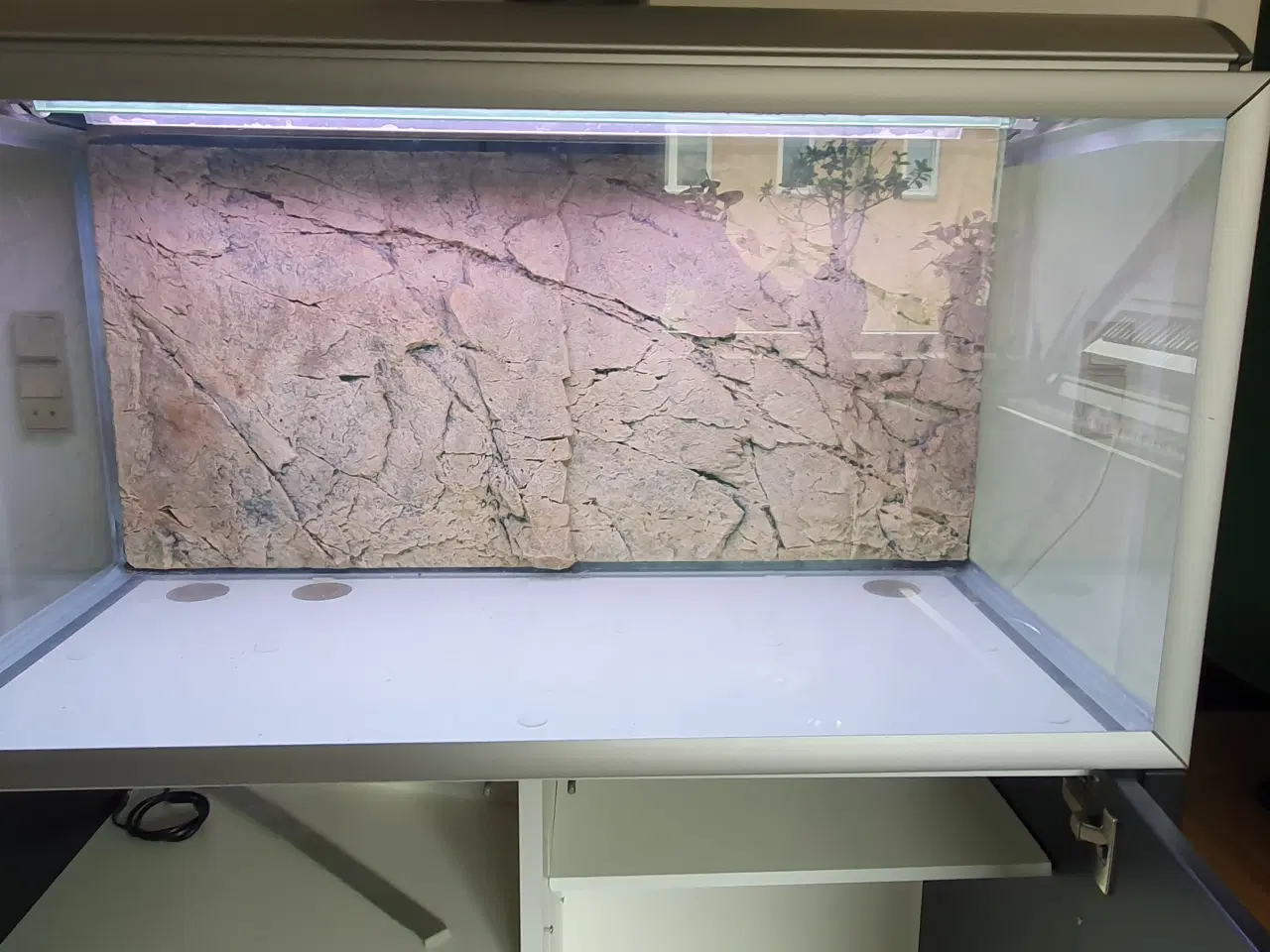 Billede 5 - 250 ltr Akvarie + armatur + kabinet + baggrund