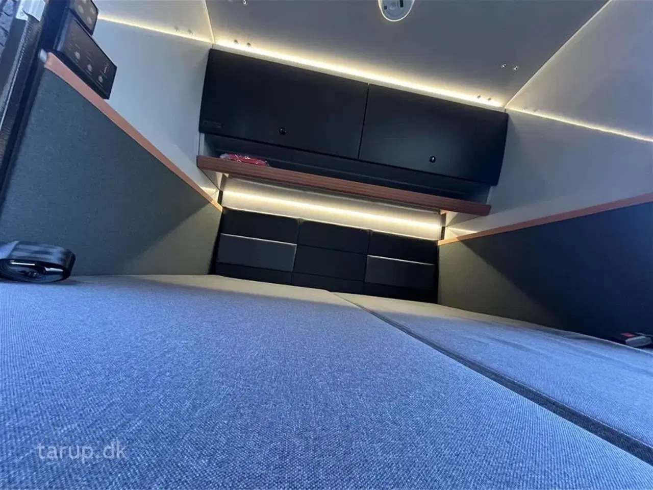 Billede 10 - 2023 - Hero Camper Ranger R   Køkkentelt, solcelle og batteripakke, alufælge, Webasto diesel fyr, Hero Camper Skyebox, markise, køleboks, endekøkken med 2 gasblus.