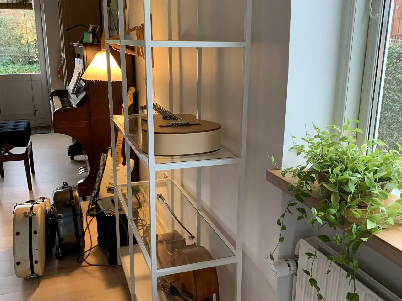 Billede 2 - Vittsjö elegant reol/ hvid metal og glas