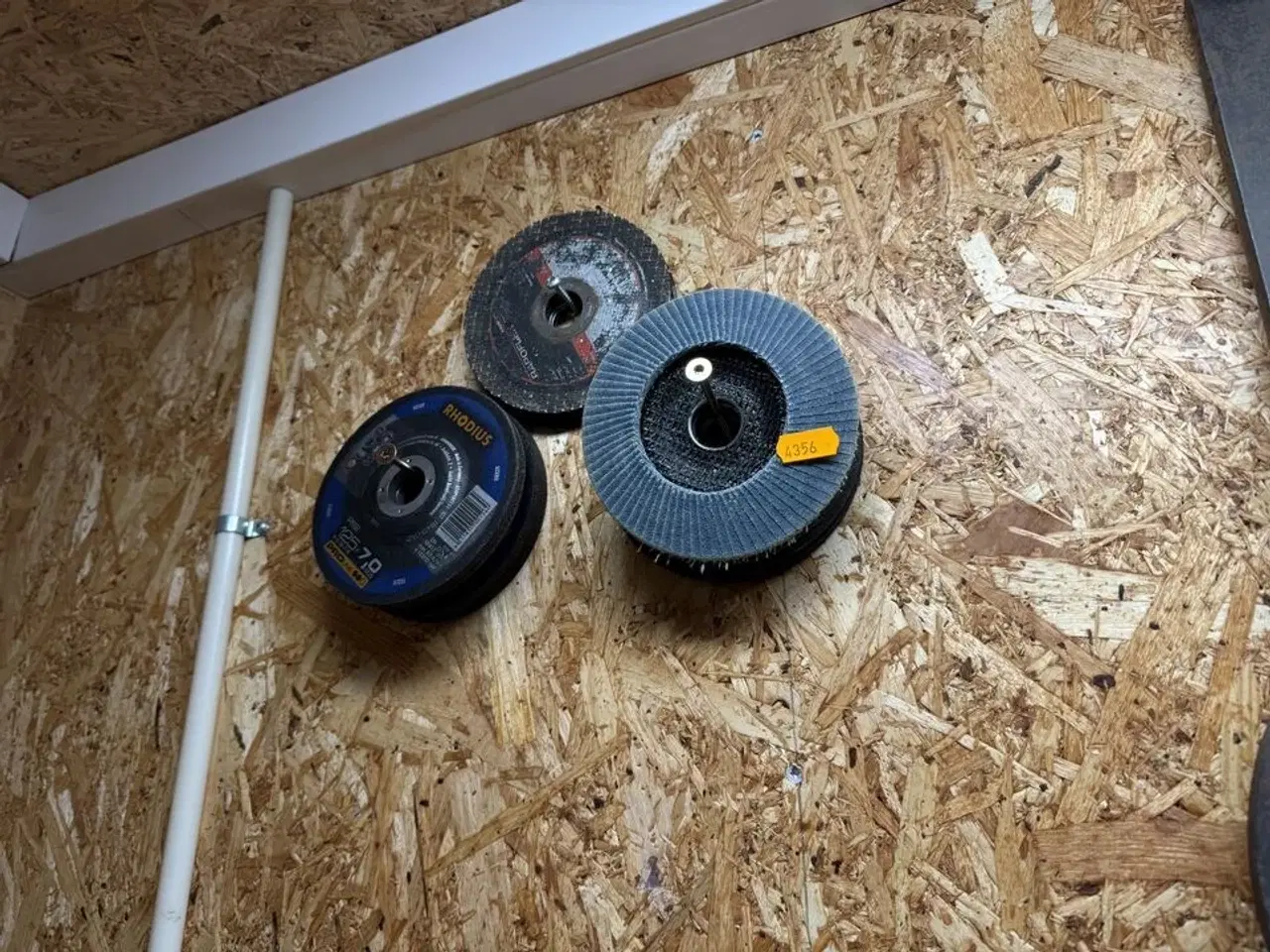 Billede 14 - Værktøjsvæg med diverse værktøj, bor m.m.