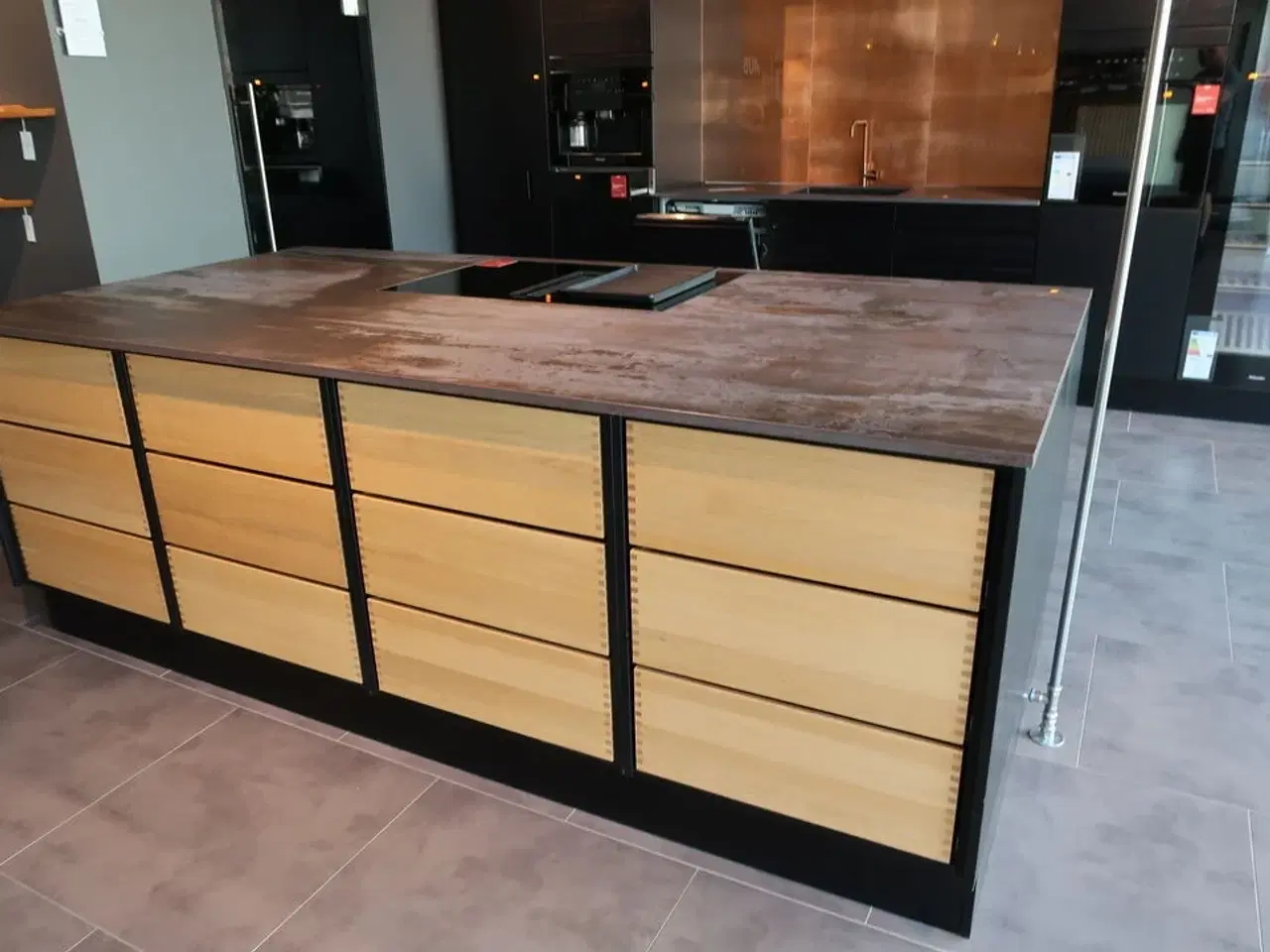 Billede 2 - Køkken AUBO Black Oak / Oak Line, Sort med armatur uden hårdehvidevarer