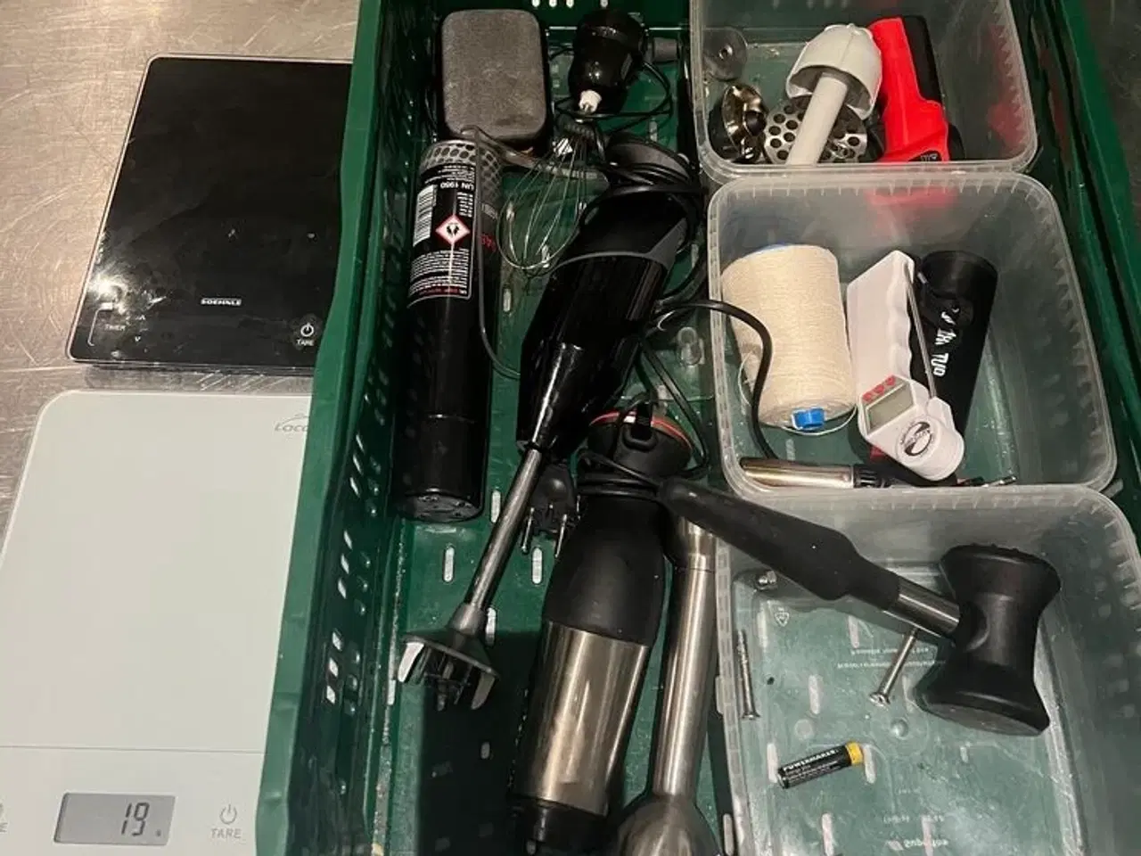 Billede 1 - Kasse med blandet køkkenudstyr, stavblændere, vægte mv.