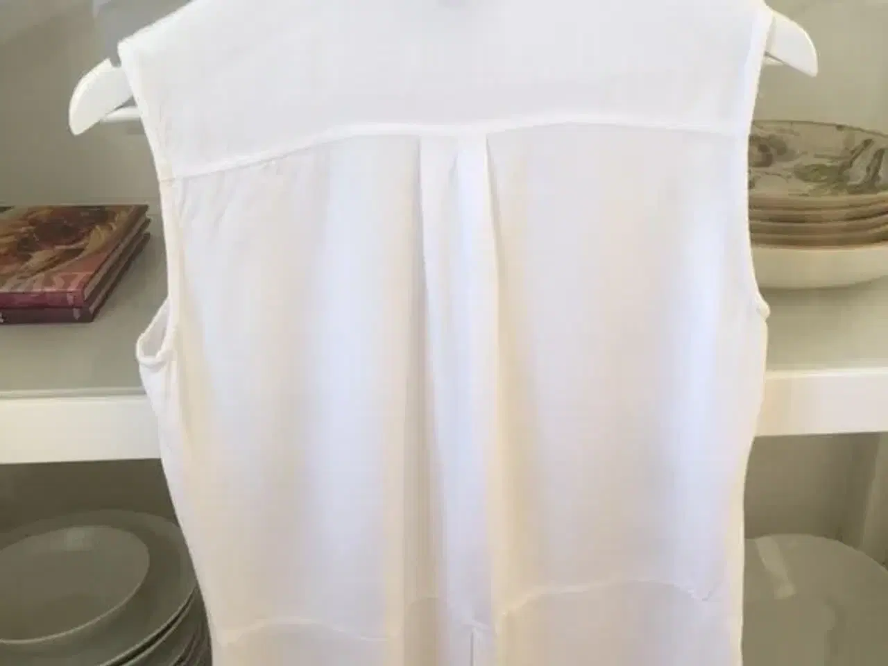 Billede 2 - Skjorte uden ærmer i hvid