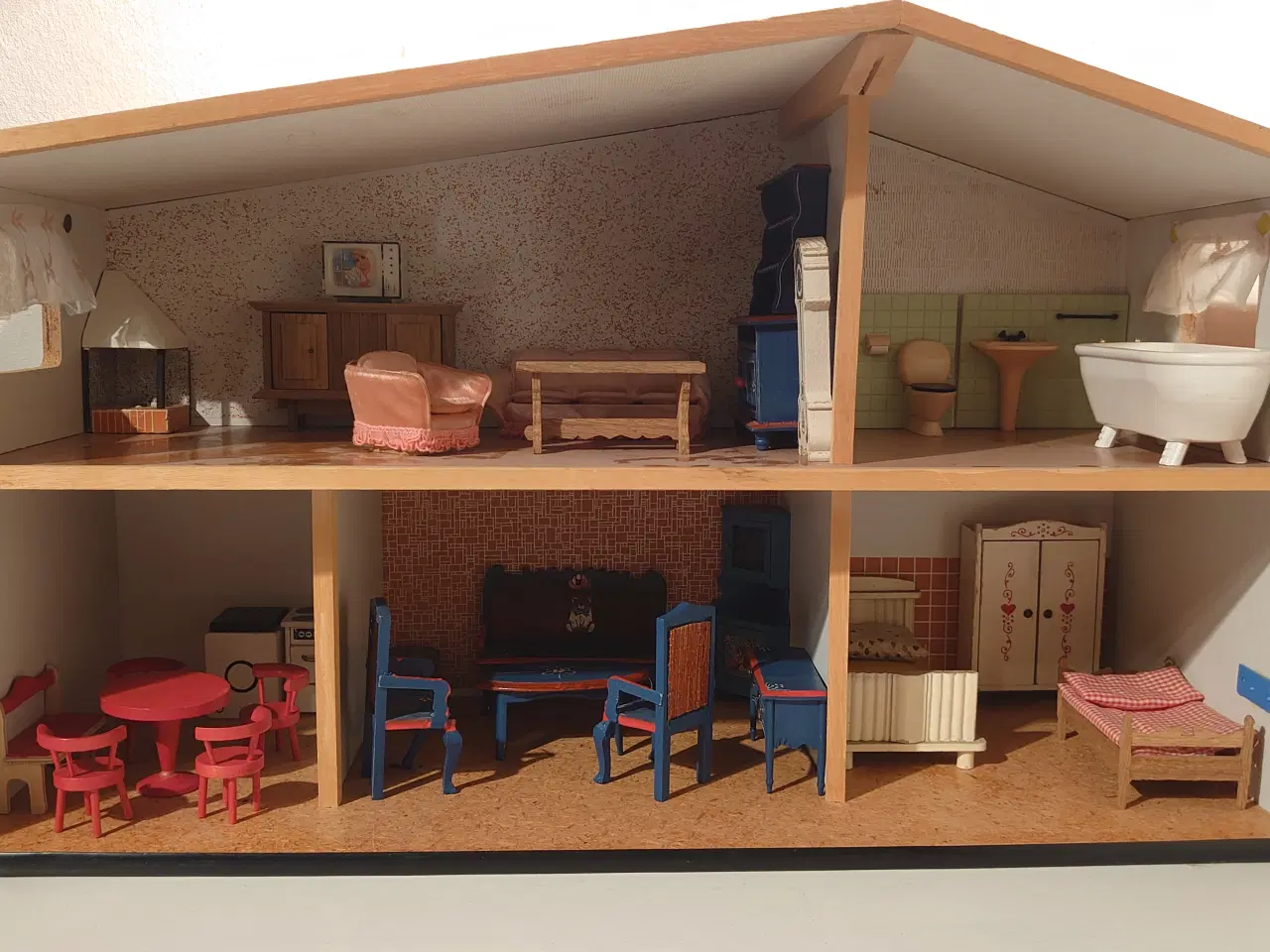 Billede 1 - Ældre velholdt dukkehus med 28 træmøbler