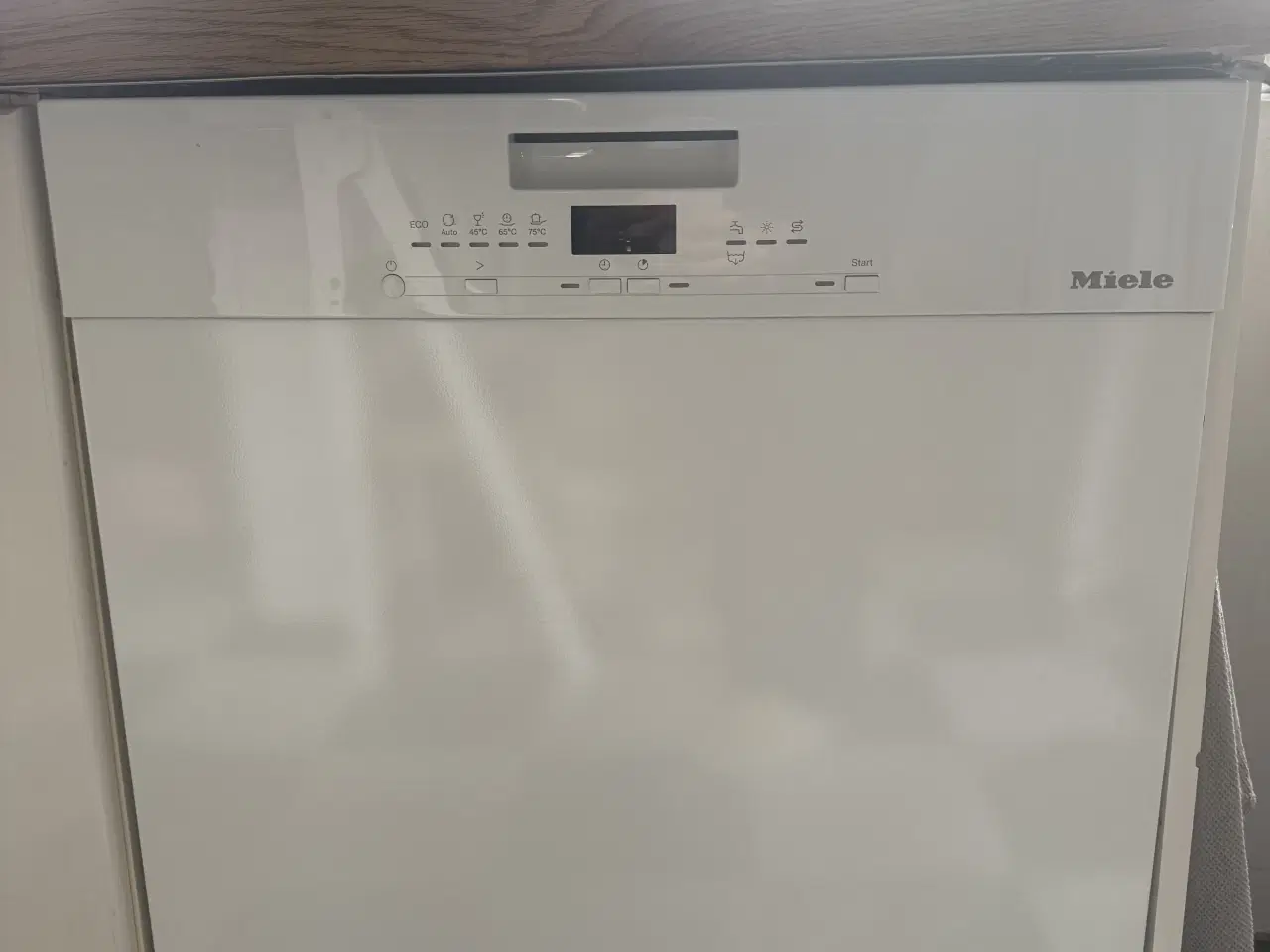 Billede 6 -  Helt gratis køkken med ovn, køleskab og flisegulv