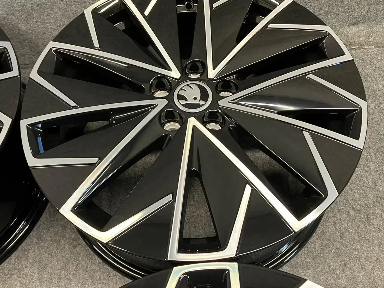 Billede 3 - ALUFÆLGE SKODA SCALA 658 17"