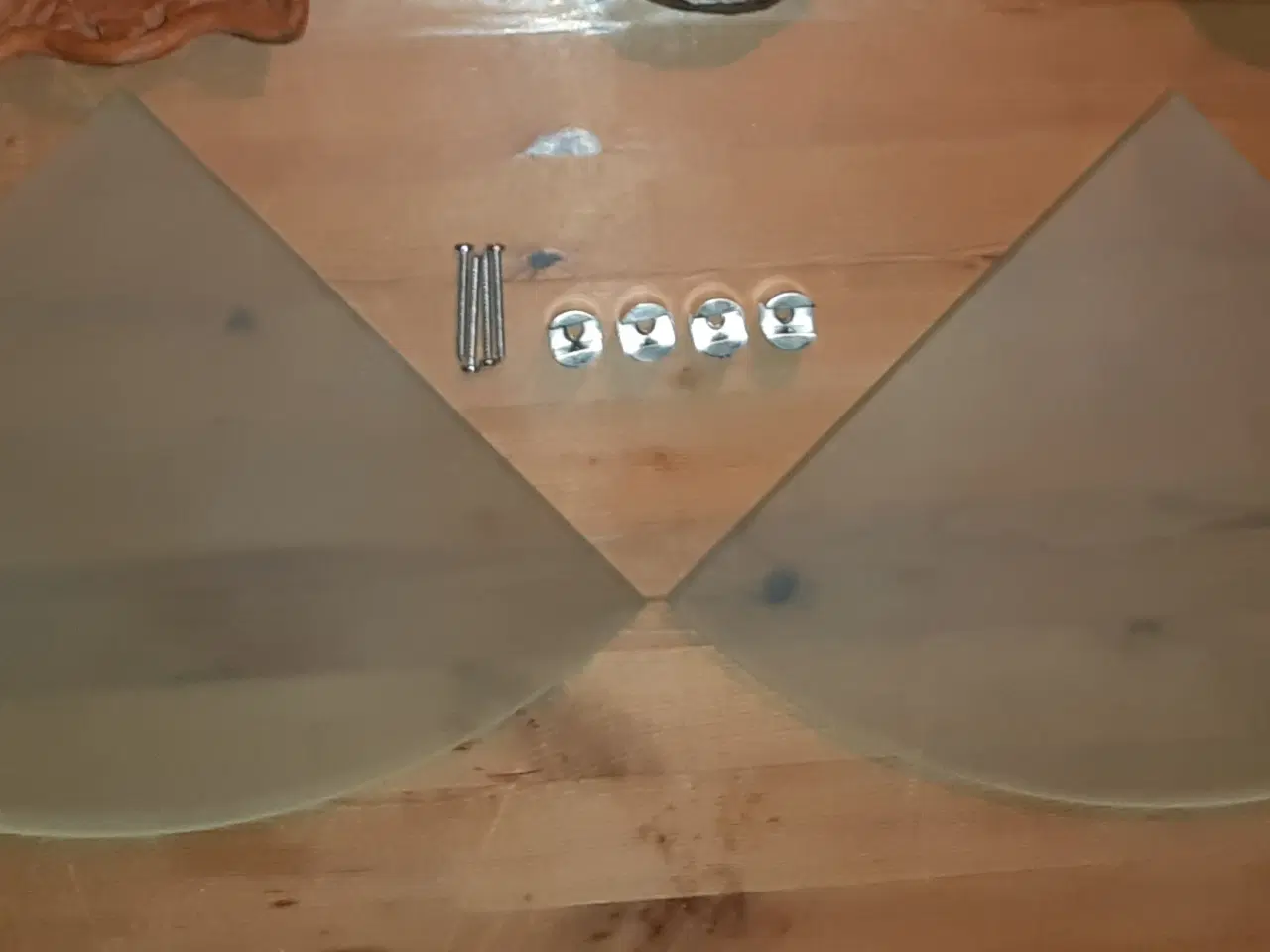 Billede 2 - Træ ting og 2 stk. glas hjørnehylder.