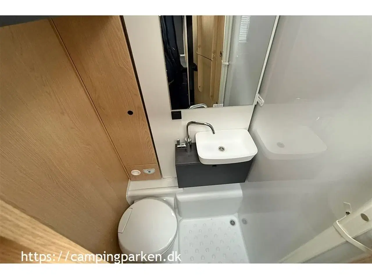 Billede 14 - 2026 - SunLight   Ny grundplan med enkeltsenge, sænkeseng og under 7 meter, med automatgear