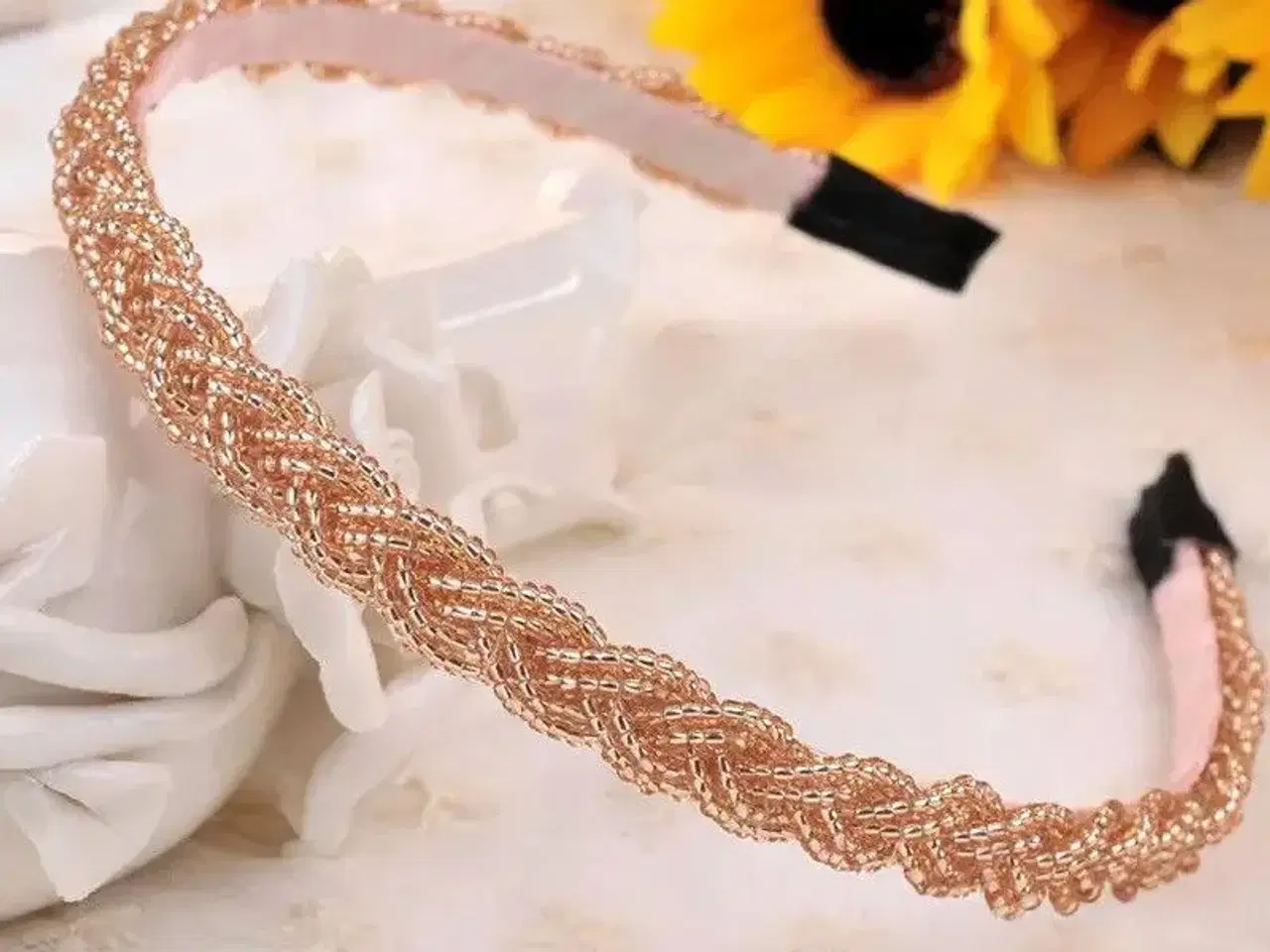 Billede 6 - Smuk flettet hårbøjle med perler i champagnefarvet