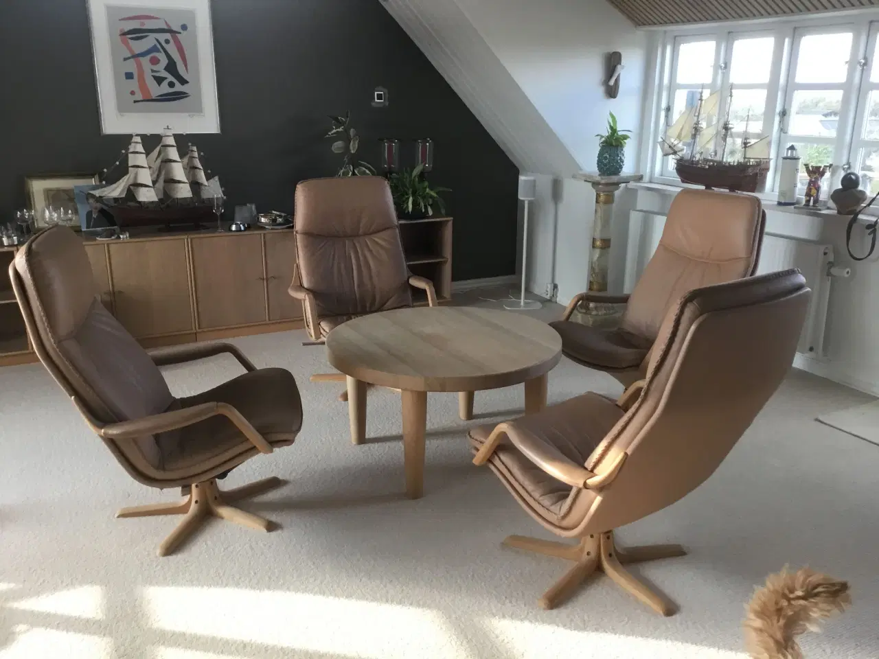 Billede 3 - 4 Berg Furniture Lænestole og rundt massiv egebord