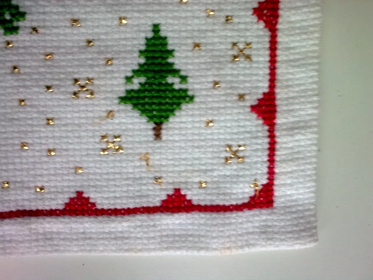 Billede 3 - Hvid bordløber m guldstjerner korssting