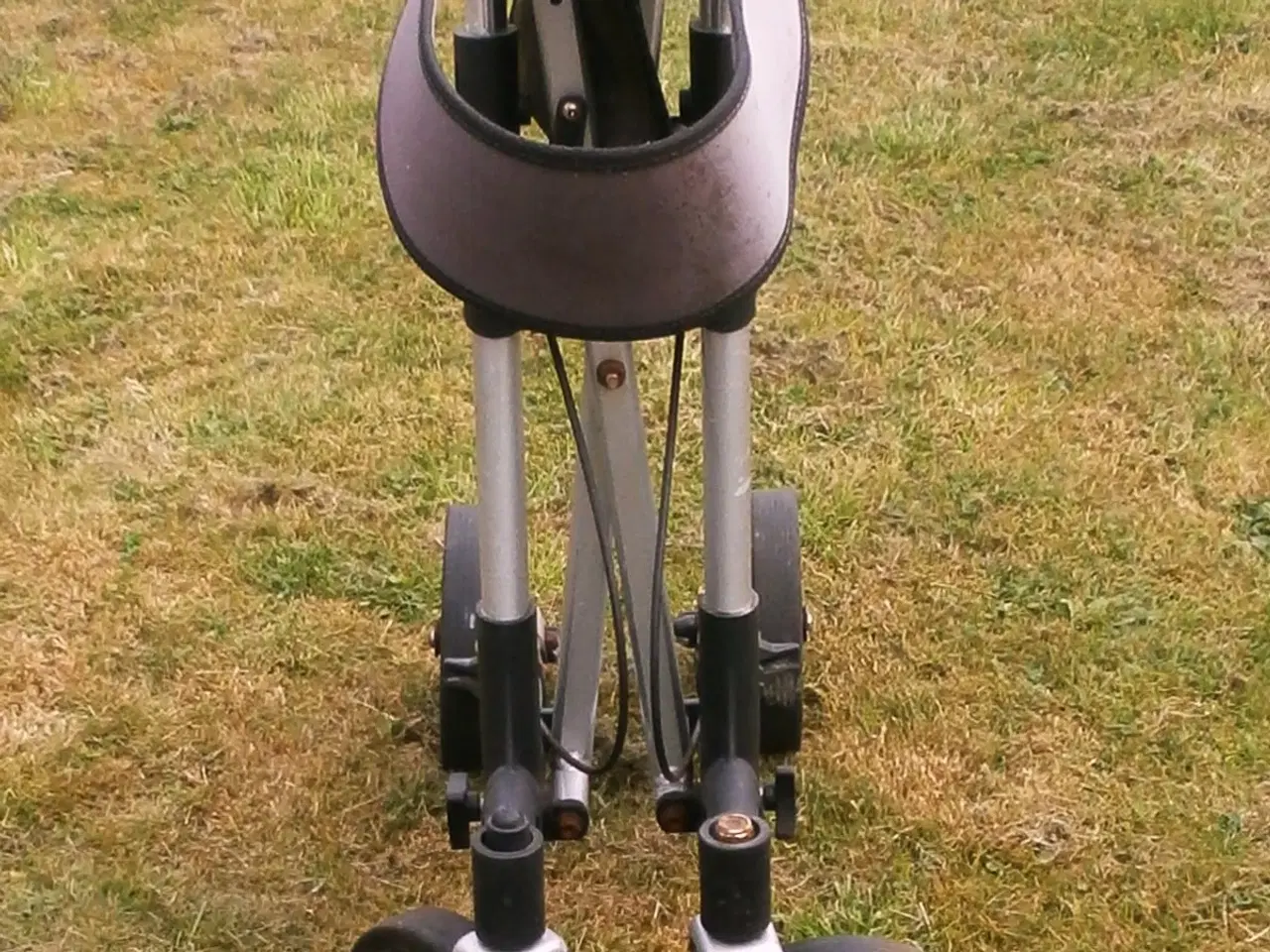 Billede 3 - Letvægtsrollator - nem og hurtig at folde sammen