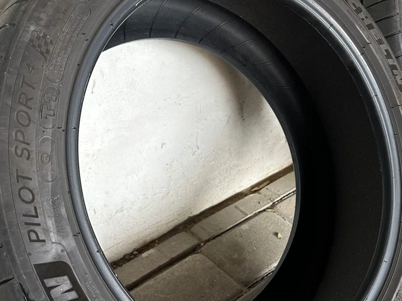 Billede 4 - 2 stk sommerdæk fra Tesla model 3