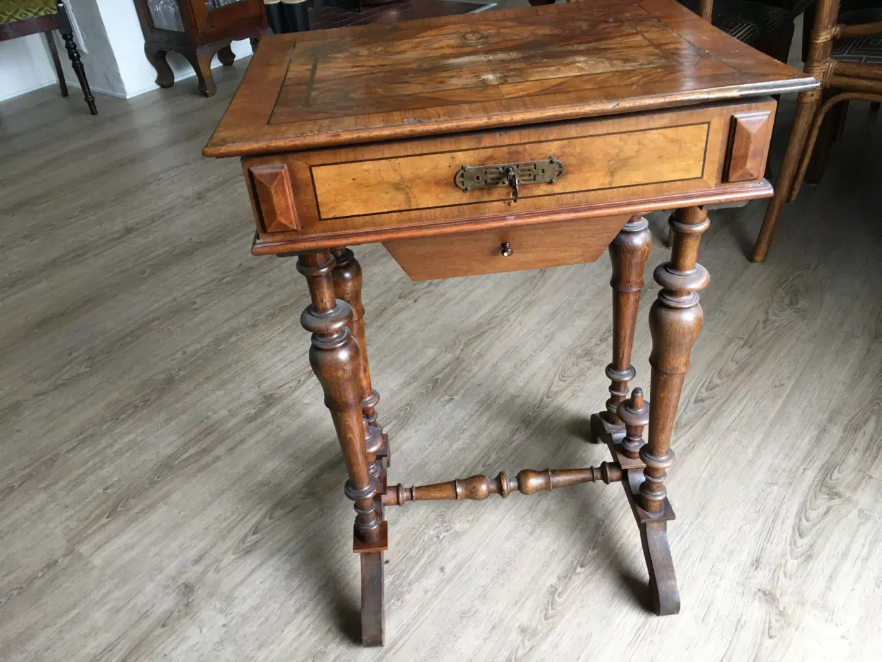Billede 1 - Antik sybord med skuffe