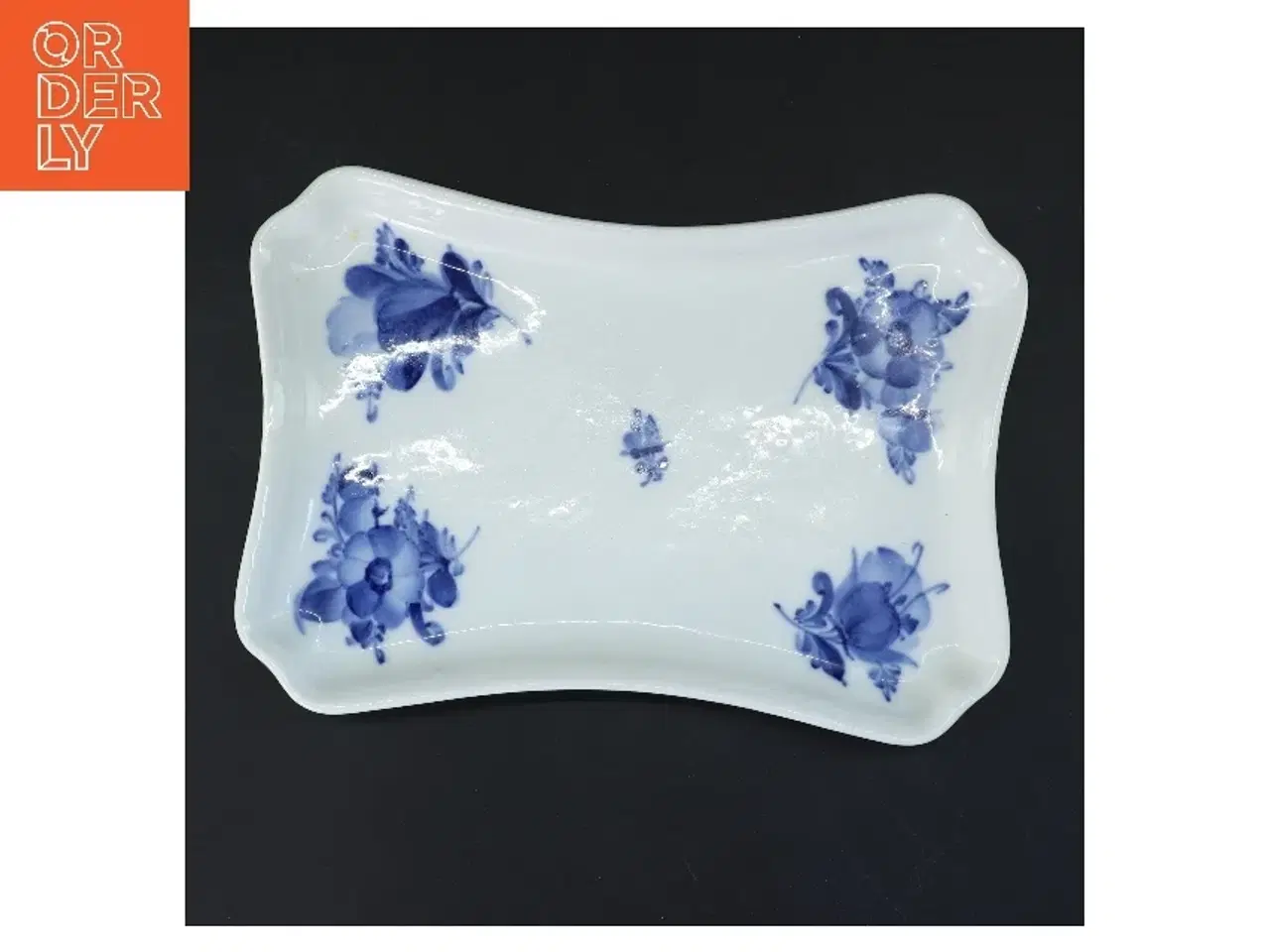 Billede 3 - Porcelænsfad med blomsterdesign fra Royal Copenhagen, blå blomst (str. 25x17,5 cm)