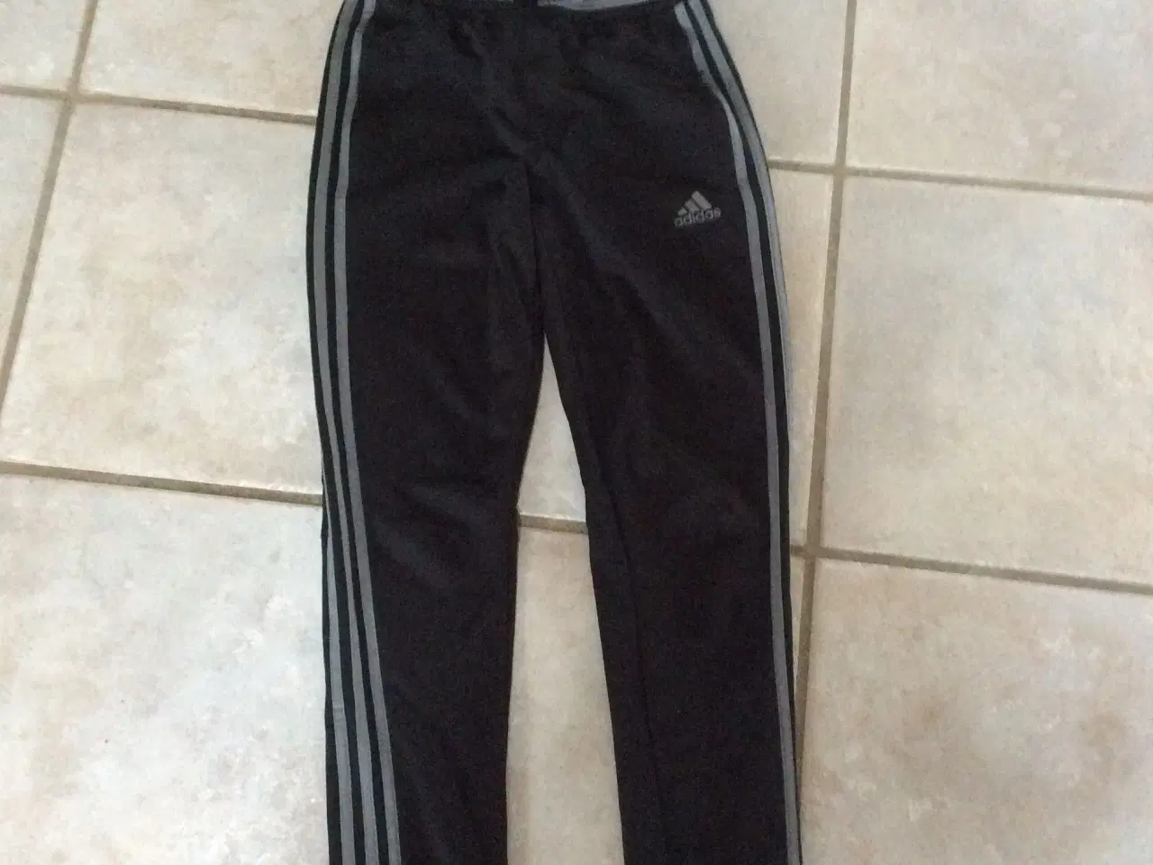 Billede 1 - Adidas bukser sort m grå stribe 