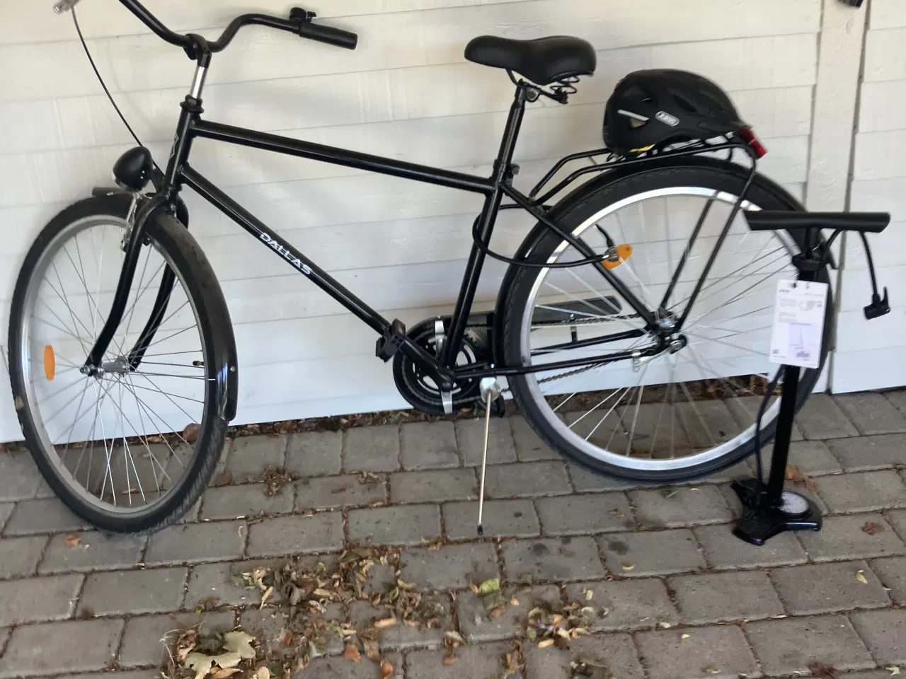 Billede 1 - herrecykel med cykelhjelm og fodpumpe