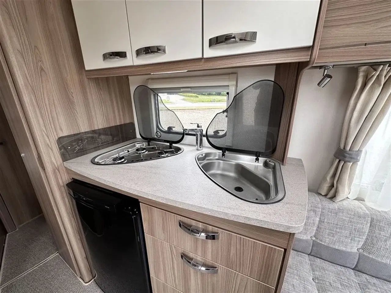 Billede 2 - 2015 - Sprite Alpine Sport 470 CF   Fin campingvogn med fransk seng