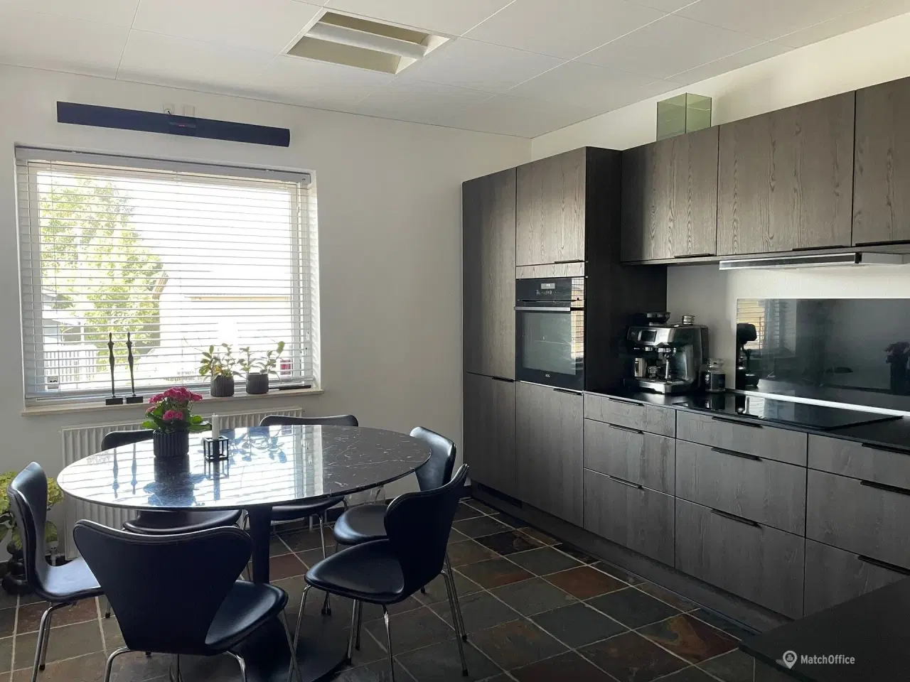 Billede 9 - Indhegnet lager med flotte kontorer