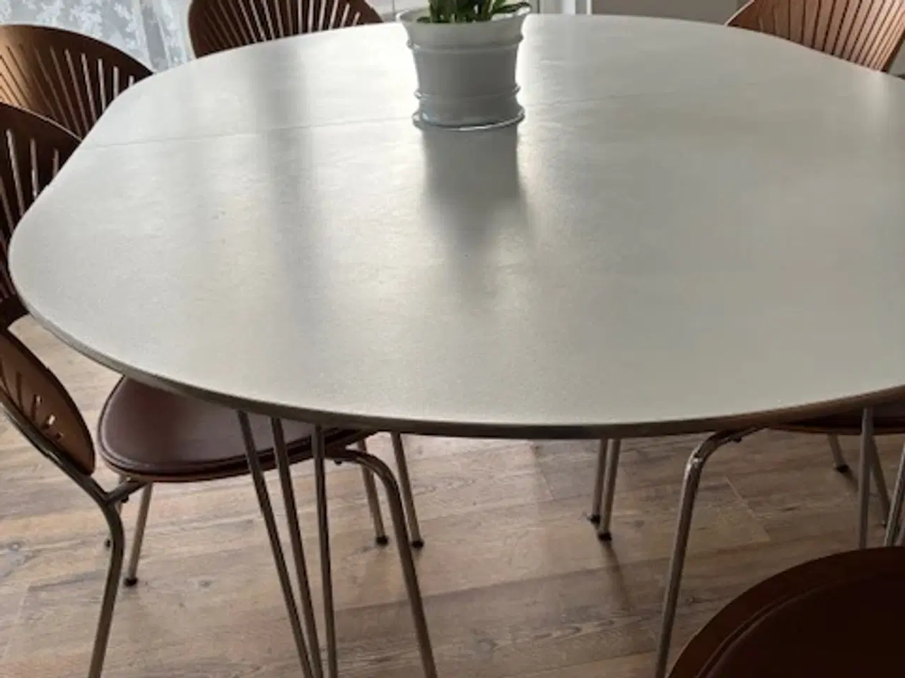 Billede 1 - Flot spisebord i hvid 