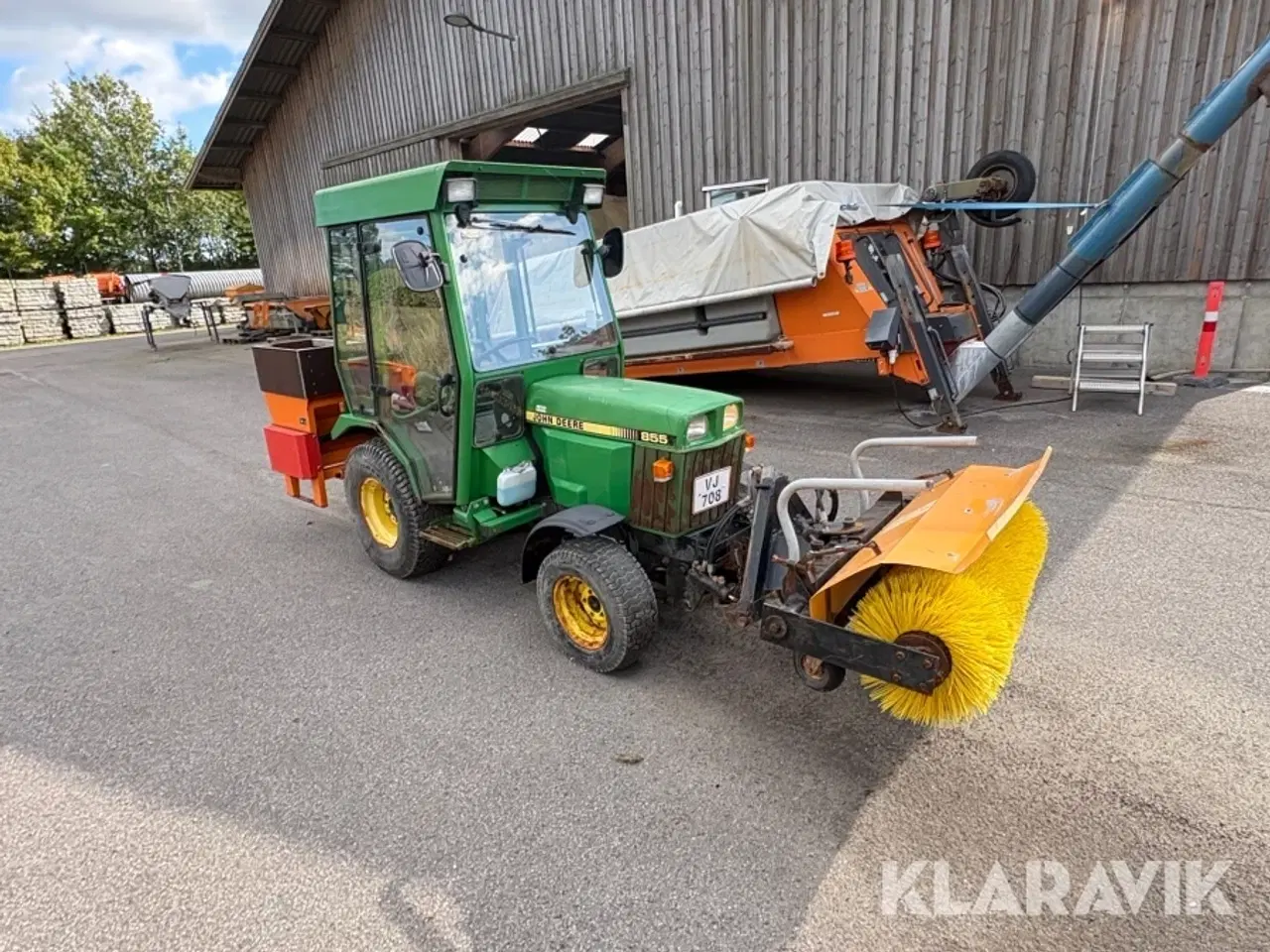 Billede 2 - Traktor John Deere 855 med kost og udlægger