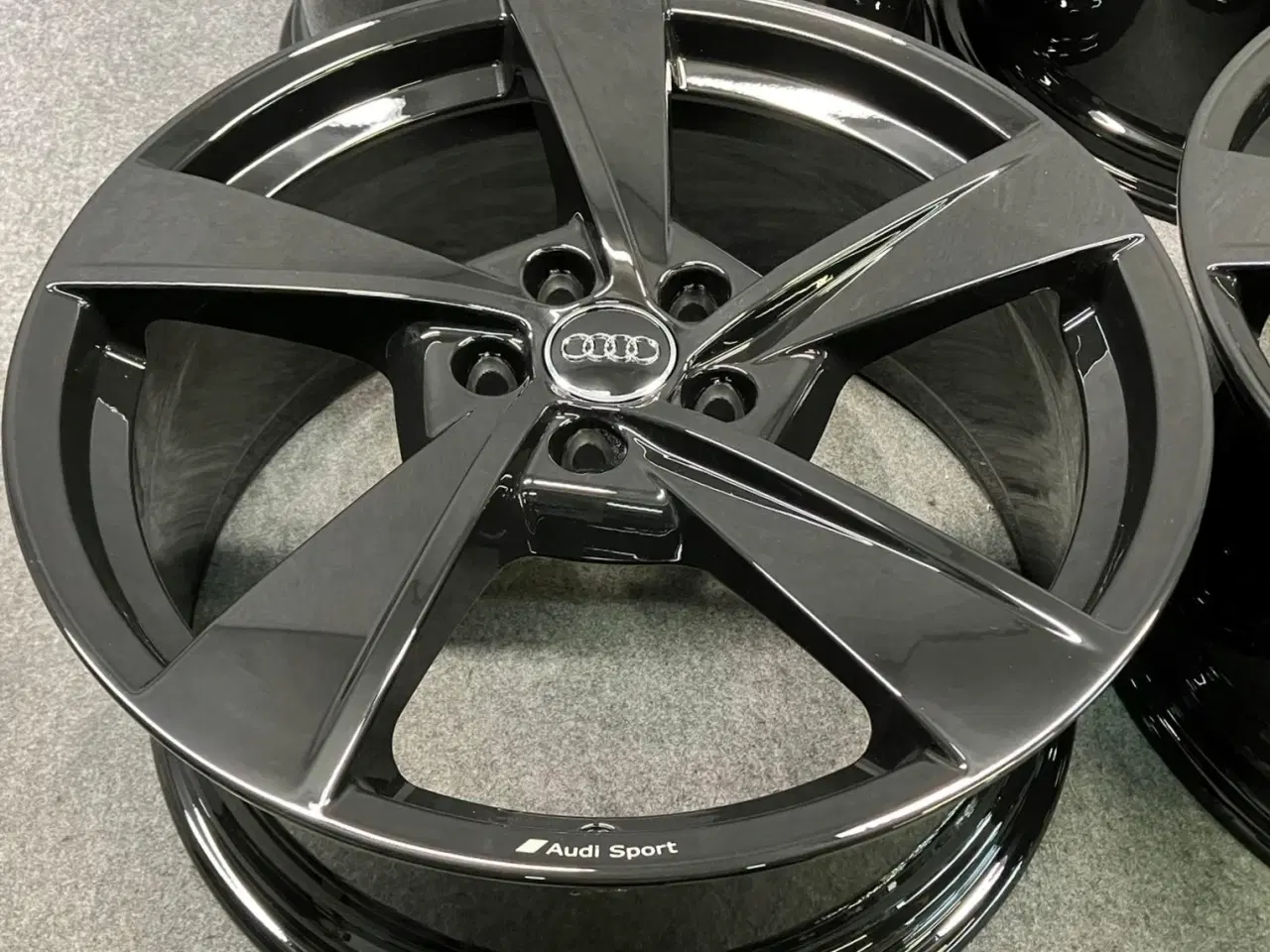Billede 4 - ALUFÆLGE AUDI A4 B9 8W0 19"