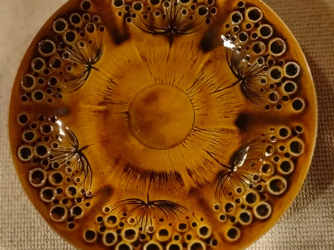 Billede 1 - Glaseret rundt keramikfad i gul/brun nuancer.