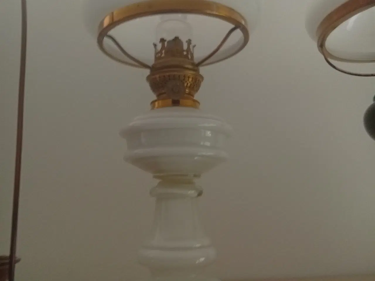 Billede 1 - Petroleums lampe med hvid og skærm